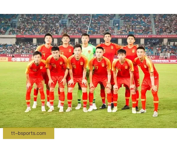 中国男足锁定18强赛阵型 双前锋战术或成制胜关键 中国男足锁定18强赛阵型 双前锋战术或成制胜关键